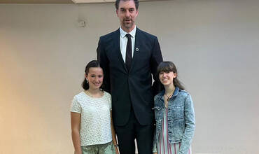 Pau Gasol (centro), Ana (derecha) y Celia (izquierda) durante el acto