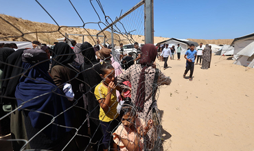 niños vulnerables esperando recibir alimentos en Gaza