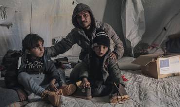 Una familia desplazada por la violencia en la Franja de Gaza