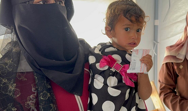 Una niña en Gaza espera para recibir alimentos