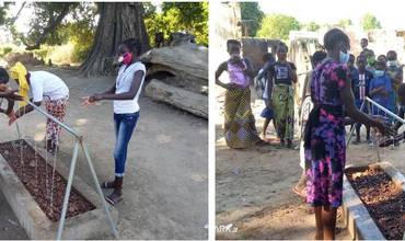 Un grupo de niños y adolescentes se lava las manos en escuelas de Guinea-Bissau