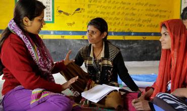 Adolescentes reunidas para aprender habilidades y obtener capacitación en India