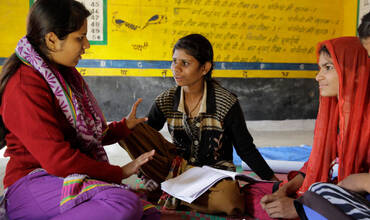 Adolescentes reunidas para aprender habilidades y obtener capacitación en India