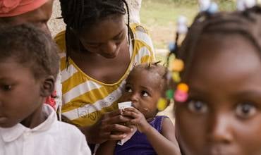 Niña de Haití recibiendo tratamiento para recuperarse de la desnutrición.