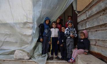 Niños y niñas desplazados posan para una fotografía en el centro de acogida situado en el interior de la Universidad Al-Aqsa, en la Franja de Gaza.