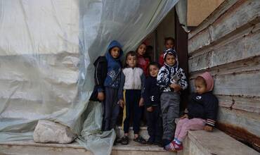 Niños y niñas desplazados posan para una fotografía en el centro de acogida situado en el interior de la Universidad Al-Aqsa, en la Franja de Gaza.