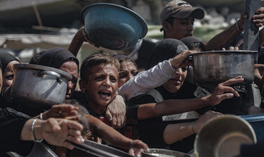 Niño en Gaza en un punto de suministro de alimentos.