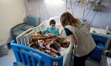 Una trabajadora de UNICEF junto a Sawsan, un niño de 6 años que se recupera en un hospital de Líbano de las graves heridas causadas por los bombardeos. La foto fue tomada por Fouad Choufany el jueves 14 de octubre de 2024 en Beqaa.