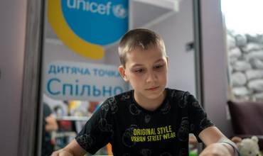 Un niño en un espacio de protección de la infancia en Ucrania