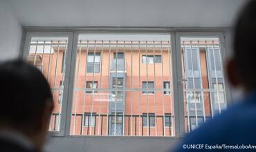 Dos niños mirando por una ventana