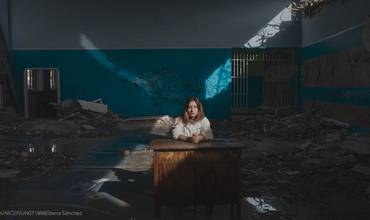 Una adolescente ucraniana en una escuela destruida por los ataques