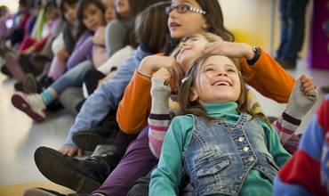Grupo de niños y niñas españoles practicando actividades lúdicas