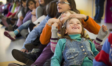 Grupo de niños y niñas españoles practicando actividades lúdicas