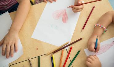 Un grupo de niños realizando una actividad de dibujo