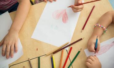 Un grupo de niños realizando una actividad de dibujo