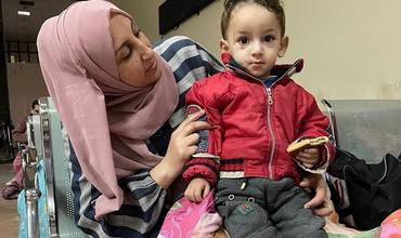 El 10 de enero de 2024, Mageda y su hijo de un año, Sahad, esperan en el paso fronterizo de Rafá a que se les autorice a salir de la Franja de Gaza para recibir tratamiento médico.