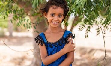 Una niña recién vacunada en Yemen