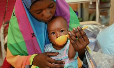 Faouzia Souleymane, un bebé desnutrido de 8 meses, recibe un suplemento nutritivo en el CRENI de Tahoua, Níger.