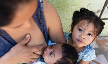 Madre dando el pecho en Guatemala