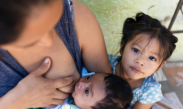 Madre dando el pecho en Guatemala