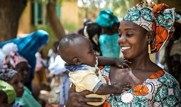 Un bebé de seis meses recibe su vacuna en Mali.