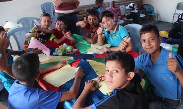 grupo de niños en una escuela temporal en Gaza