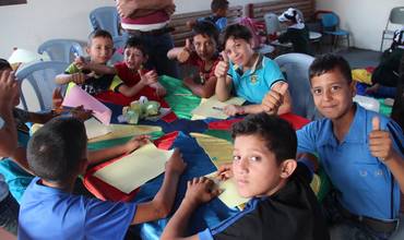 grupo de niños en una escuela temporal en Gaza