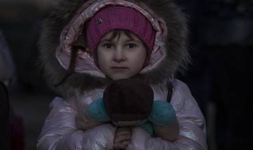 Karina, de 7 años, sujeta su muñeca al llegar a Palanca, en la frontera de Moldavia.