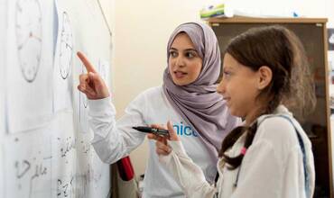 Muzoon Almellehan participa en una clase de aprendizaje acelerado de matemáticas en Jordania