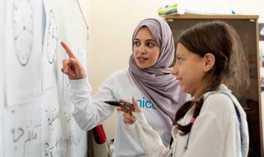 Muzoon Almellehan participa en una clase de aprendizaje acelerado de matemáticas en Jordania