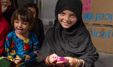 Naghma juega en uno de los espacios amigos de UNICEF. 