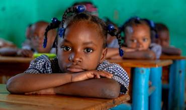 Una niña en la escuela en Haití.