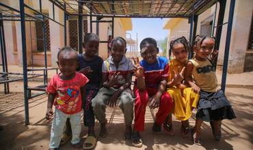 Niños y niñas en Sudán.