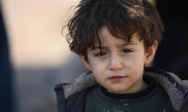 Un niño en Turquía después de los terremotos.