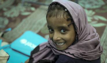 En una escuela temporal apoyada por UNICEF, Bena, de 6 años, vuelve a clase.
