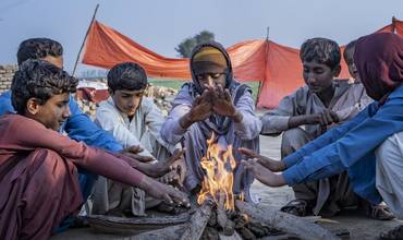 Pakistán: Hasta 4 millones de niños y niñas siguen viviendo junto a aguas estancadas y contaminadas por las inundaciones