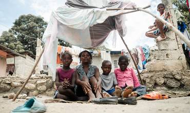 Una familia desplazada de su hogar debido a la violencia en Haití
