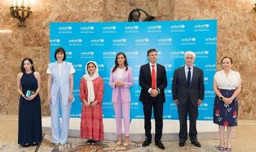 De izquierda a derecha: la periodista Alexia Jerez, la ministra de Ciencia e Innovación, Diana Morant; la activista afgana Shabana Basij - Rasikh, SM la Reina Letizia, Ángel Aroca Peinado, jefe de Servicio de Cirugía Cardiaca Infantil y Cardiopatías Congénitas del Hospital La Paz de Madrid, el presidente de UNIC EF, Gustavo Suárez Pertierra; y Eloísa del Pino, presidenta del CSIC