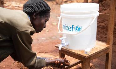 Lavado de manos para prevenir el cólera en Burundi