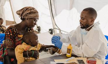 Amina Bakunda es médico en el Centro de Tratamiento del Cólera de Bulengo, un lugar para desplazados en la provincia de Kivu del Norte, en la República Democrática del Congo, que recibe apoyo de UNICEF.