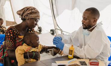 Amina Bakunda es médico en el Centro de Tratamiento del Cólera de Bulengo, un lugar para desplazados en la provincia de Kivu del Norte, en la República Democrática del Congo, que recibe apoyo de UNICEF.