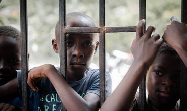Un grupo de niños haitianos en un centro para desplazados internos víctimas de la violencia que asola el país