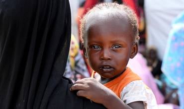 Familias con niños refugiados en Chad. 