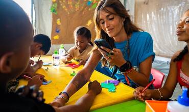 La embajadora de UNICEF España Sara Carbonero interactúa con niños y niñas migrantes en el Darién