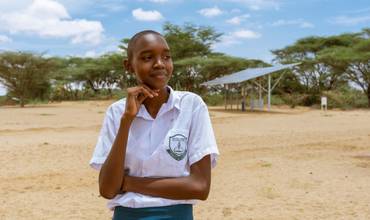 Sharlyne, de 14 años, en su escuela en Kenia.