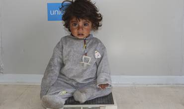 Un bebé es sometido a un examen nutricional en Siria