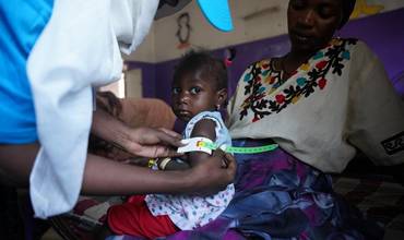 Personal sanitario examina a una niña que padece desnutrición en Sudán