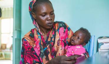Una madre y su hijo, afectados por el conflicto en Sudán