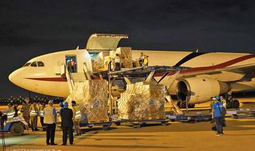 Descarga de suministros humanitarios de UNICEF para las personas afectadas por las inundaciones en Pakistán