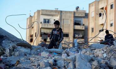 Un niño entre los escombros del terremoto en una de las zonas afectadas